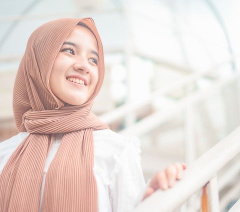6 Hijab Hacks to Make Your Appearance Neat and Maximal, Let's Try!