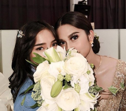 Cantiknya Fuji jadi Bridesmaid di Nikahan Anak Politisi, Dapat Lemparan Bunga Didoakan Nyusul