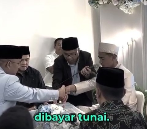 Ini momen ijab kabul Arhan dan Azizah. Tampak raut wajah tegang Arhan saat menjalani ijab kabul. Ia memberikan mas kawin perhiasan berlian untuk sang istri.