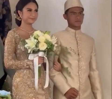 Pasangan ini mengenakan baju pengantin warna krem. Terlihat Azizah tampak cantik dengan baju pengantin dengan riasan flawless. Sedangkan Arhan tampak tampan dengan baju warna senada.