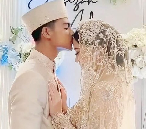 Belum lama menjalin kasih, keduanya terlihat begitu romantis pada momen pernikahan ini. Tampak Arhan mencium kening sang istri. Keduanya juga terlihat serasi.