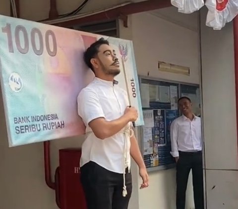 Viral Aksi Pria Cosplay Jadi Kapitan Pattimura di Lembaran Uang Rp1.000, Curi Perhatian Warganet