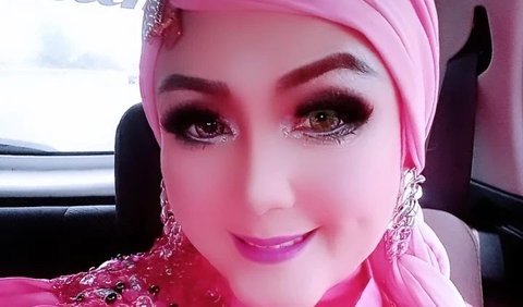 Penampilan Mega Mustika mencuri perhatian netizen. Di usianya yang kini mnginjak kepala 5, potretnya tetap cantik.