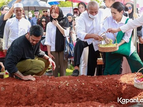 Potret Tora Sudiro Dengan Tegar Mengantarkan Sang Ibu Ke Peristirahatan Terakhir, Sementara Mieke Amalia Senantiasa Mendampingi.