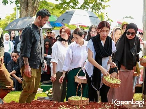 Potret Tora Sudiro Dengan Tegar Mengantarkan Sang Ibu Ke Peristirahatan Terakhir, Sementara Mieke Amalia Senantiasa Mendampingi.