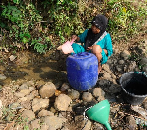 Sejumlah warga di Bogor merasakan dampak dari musim kemarau yang mulai mengeringkan aliran sungai dan sumber air di wilayah tempat tinggalnya di Kampung Rawa Bogo Kaler, Weninggalih, Bogor, Senin (21/08/2023).