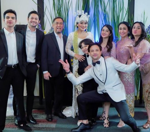 Potret Titi Kamal Tiba-tiba Jadi Pengantin, Cantik Anggun Berkebaya Putih Tuai Banyak Pujian