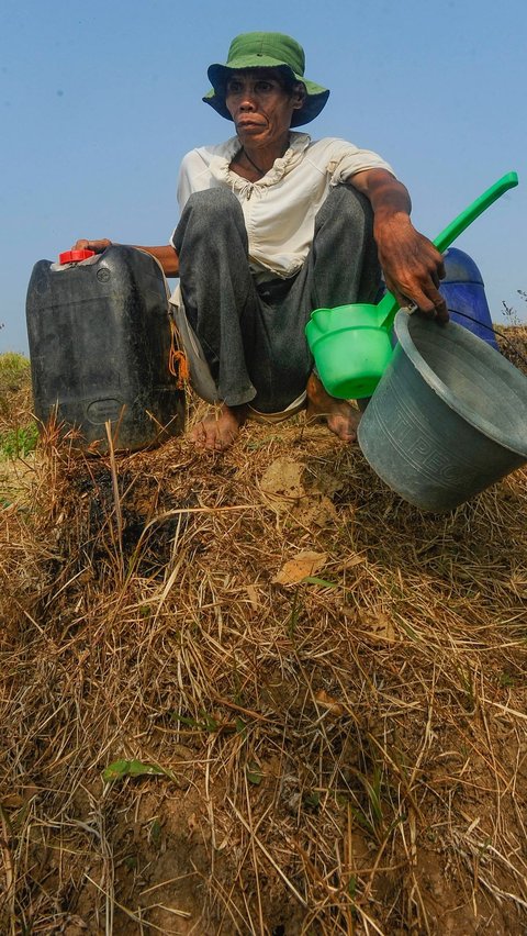 Sudah dua bulan lebih, warga di kampung ini mengalami kesulitan air bersih.