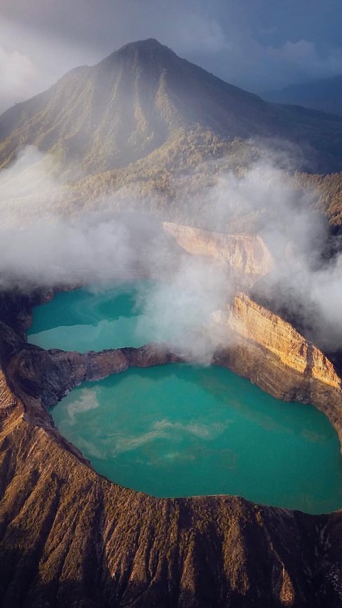 8. Danau Kelimutu