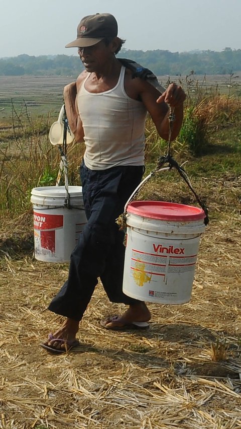 Warga Kampung Rawa Bogo Kaler hanya bisa pasrah dengan keadaan ini. Mereka berharap bantuan air bersih dari dinas setempat bisa ditambah agar dapat meringankan kesulitan bagi warga yang terdampak.