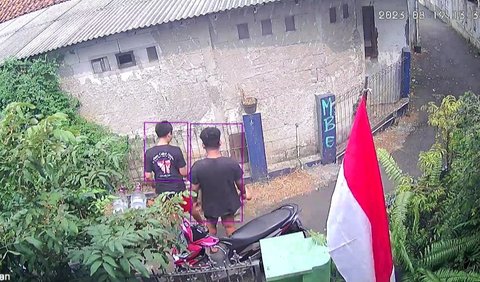 Sebuah rekaman CCTV (Closed Circuit Television) memperlihatkan aksi penganiayaan yang dilakukan oleh dua pria remaja terhadap korbannya, mulai dari dicekik hingga hingga dibanting.