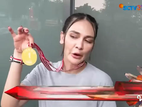 Potret Luna Maya Gocek Bola saat Main Futsal di Perayaan Kemerdekaan, Bikin Salfok