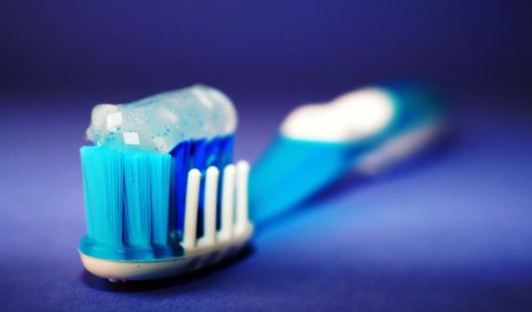 Gunakan Pasta Gigi yang Mengandung Fluoride