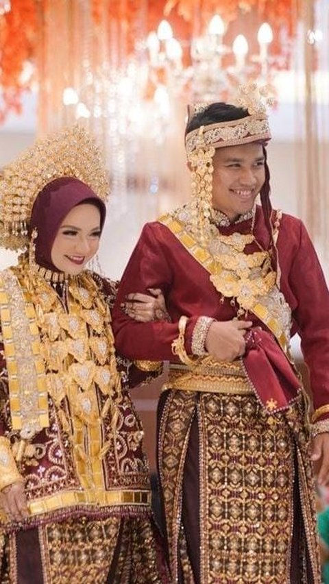 Terlihat Witan Sulaeman dan Rishmani memakai pakaian adat Bugis dan Sasak pada hari bahagia mereka.<br />(foto : Instagram Witan)