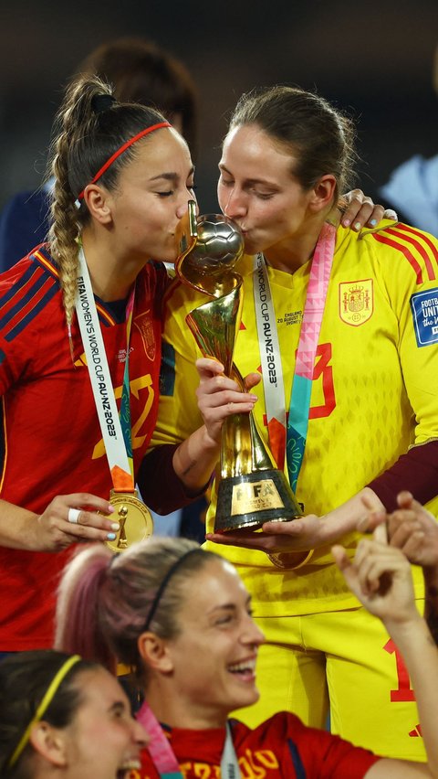 FOTO: Momen Timnas Spanyol Juara dan Cium Piala Dunia Wanita 2023 Usai Laga Sengit dan Keras Melibas Inggris