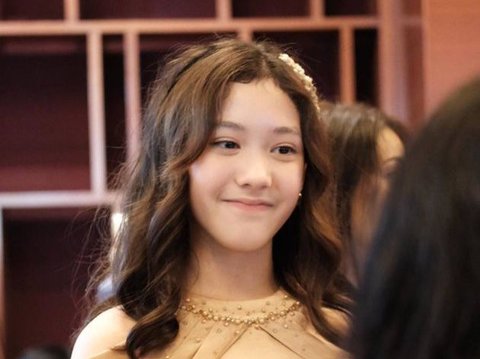 8 Potret Mikhaela Lee, Anak Dari Nafa Urbach, Menghadiri Gala Premier Film Terbaru Sang Bunda dan Terlihat Sangat Cantik.