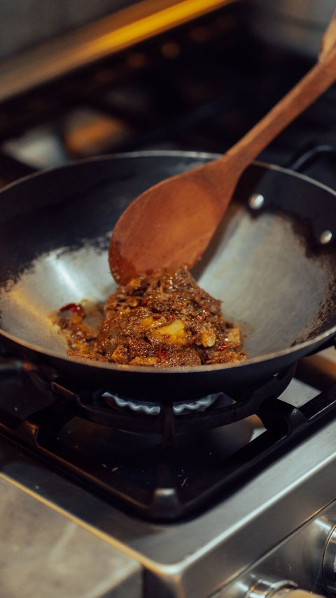 Rendang adalah masakan khas Nusantara yang telah mendunia lantaran kelezatannya. Selain bisa ditemui di restoran masakan Padang, rendang juga bisa dibuat sendiri di rumah. Cukup siapkan daging dan bumbunya, maka hidangan lezat ini dapat Anda nikmati bersama keluarga. Tentunya, rendang buatan sendiri akan lebih berkesan saat disantap, bukan? Tak perlu khawatir kesulitan membuatnya, sebab ada banyak resep rendang yang dapat Anda pilih.