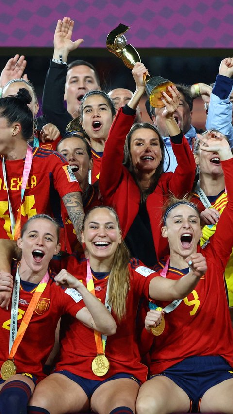 Prestasi Timnas Spanyol juga dapat dilihat dari kelompok usia. Sebelumnya, Timnas Wanita Spanyol U-17 dan Timnas Wanita Spanyol U-20 juga menjadi juara Piala Dunia tahun lalu.