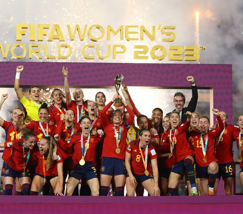 Tim Spanyol saat melakukan selebrasi di atas podium usai menjuarai final sepak bola Piala Dunia Wanita melawan Inggris di Stadium Australia di Sydney, Australia, Minggu, 20 Agustus 2023.