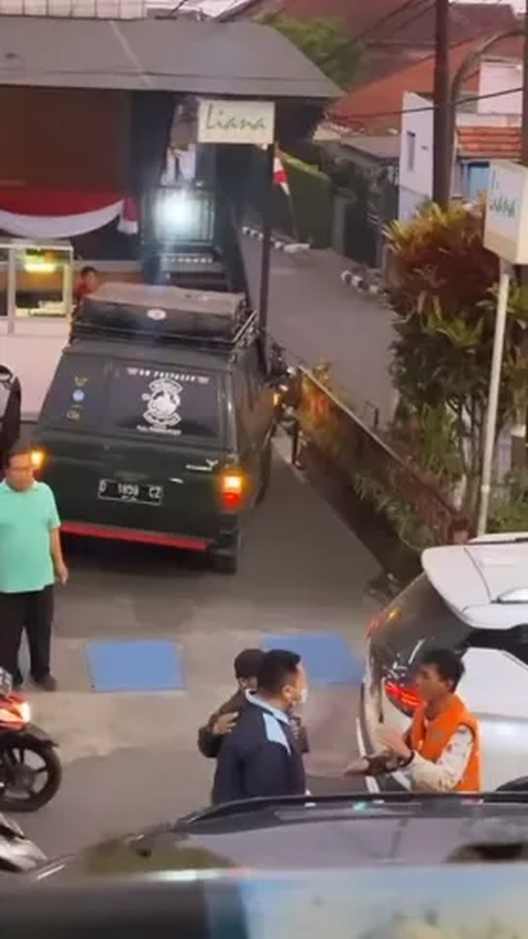 Aksi Arogan Pria Bercelana TNI Pukul Tukang Parkir, Dibalas 'Bapak Harusnya Melindungi Saya'