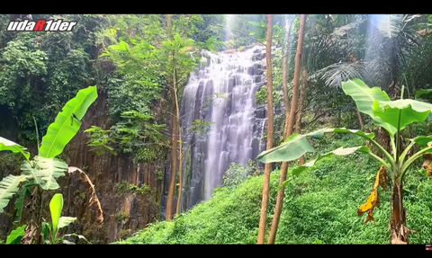 Indahnya Curug Batu Nyusun di Garut, Perpaduan Air Terjun Jernih dengan Bebatuan yang Tersusun Rapi