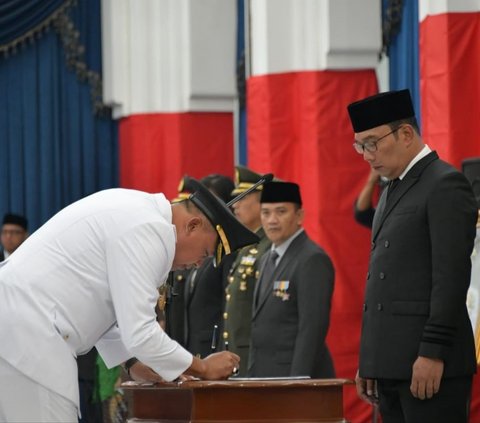 Tri sebelumnya adalah Wakil Wali Kota bertugas sebagai Pelaksana Tugas (Plt) setelah Wali Kota, Rahmat Effendi ditangkap KPK.