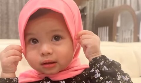 Atta Halilintar mengabadikan momen Ameena saat mengenakan jilbab. Dia memanggil sang anak dengan sebutan 'Bu Hajjah'.