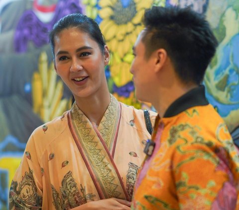 Potret Paula Verhoeven Tampil Cantik Kenakan Batik, Baim Wong 'Istri Siapa Dulu Dong'