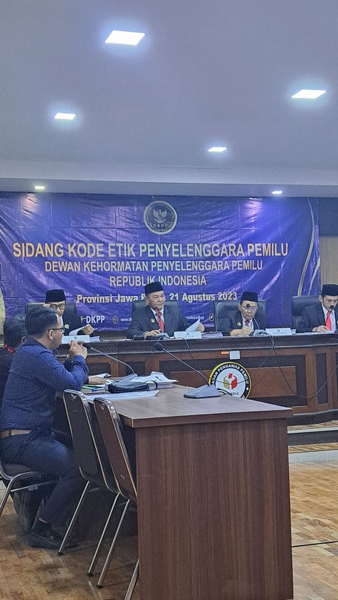 Sidang Etik, DKPP Cecar 4 Anggota KPU Karawang Alasan Tetapkan Sekretariat PPS