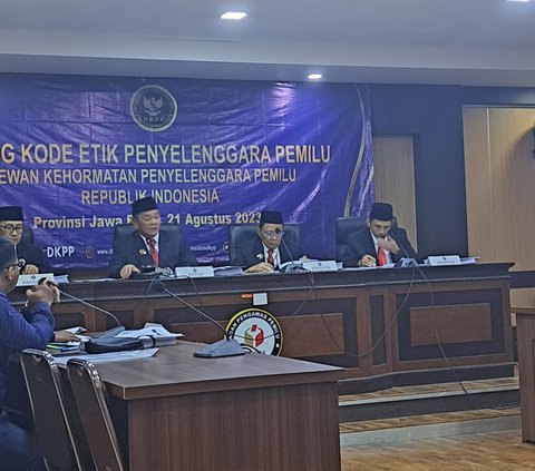 Sidang Etik, DKPP Cecar 4 Anggota KPU Karawang Alasan Tetapkan Sekretariat PPS