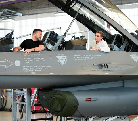 Perdana Menteri Denmark Mette Frederiksen telah menyepakati pemberian sejumlah jet tempur F-16 untuk Ukraina dalam konferensi pers di Pangkalan Udara Skrydstrup di Vojens, Denmark, 20 Agustus 2023.