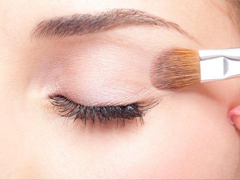Using Eyeshadow is More Practical to Apply with Fingers