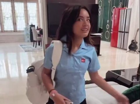 8 Pesona Mikhayla Bakrie, Putri Nia Ramadhani, Saat Pertama Kali Masuk SMP dengan Seragam Baru