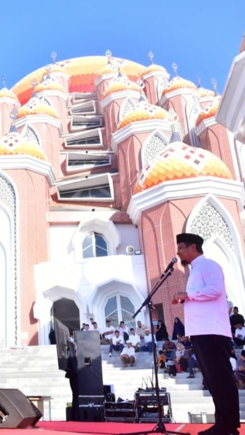 Masjid ini dapat menampung sekitar 13.075 orang jamaah, baik di ruang utama Masjid, mezzanine, dan pelataran suci.