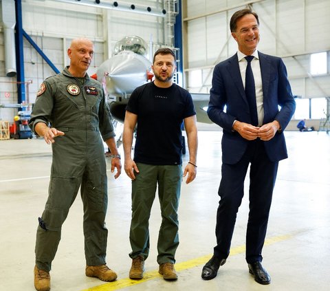 Presiden Ukraina Volodymyr Zelenskiyy dan Perdana Menteri Belanda Mark Rutte ketika berpose untuk difoto bersama di depan jet tempur F-16 saat mengunjungi Eindhoven di Belanda pada 20 Agustus 2023 lalu.