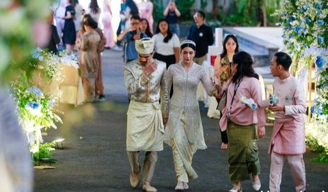 Proses akad nikah yang mengikat Tengku Tezi dan Tyas Mirasih diadakan di The Manor Andara, Depok, dimulai sejak pukul 16.00 WIB.