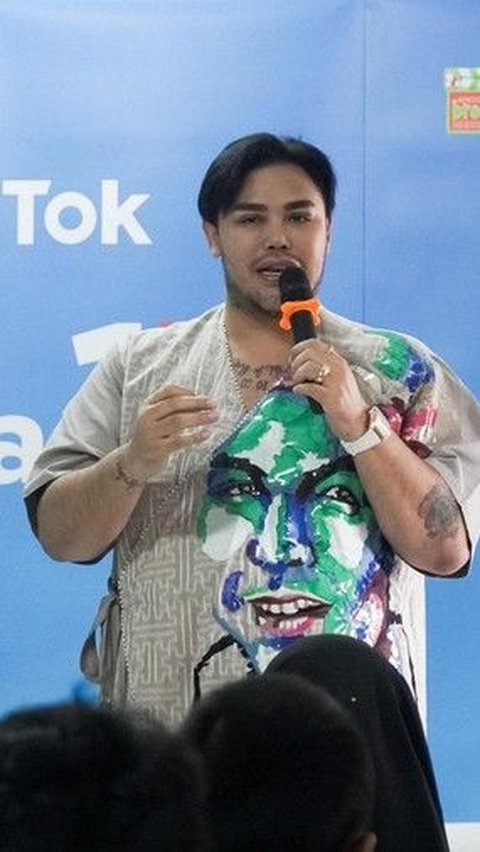 Potret Ivan Gunawan Membagikan Pengetahuan tentang Wirausaha kepada Siswa SMK dalam Kampanye #Serunya17an TikTok