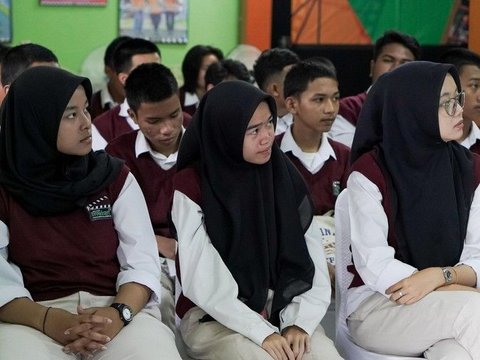 Potret Ivan Gunawan Membagikan Pengetahuan tentang Wirausaha kepada Siswa SMK dalam Kampanye #Serunya17an TikTok