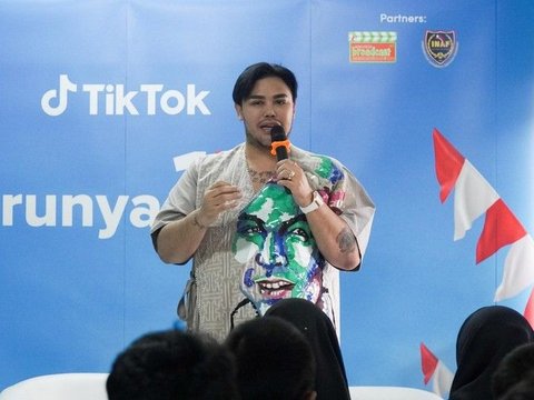 Potret Ivan Gunawan Membagikan Pengetahuan tentang Wirausaha kepada Siswa SMK dalam Kampanye #Serunya17an TikTok