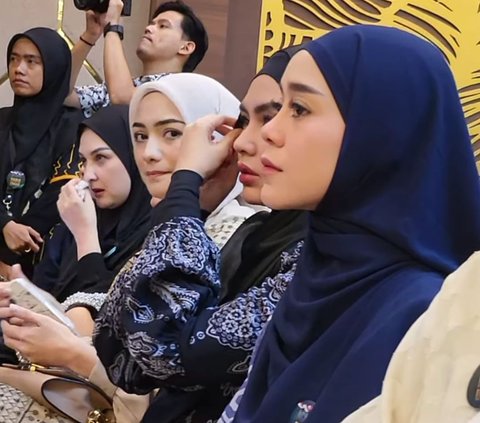 Umi Pipik Ajak para Artis Dengarkan Tausiah Habib Umar, Aura Kasih Menangis Tak Berhenti