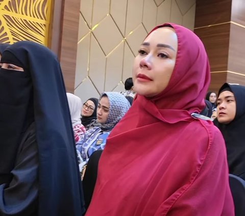 Umi Pipik Ajak para Artis Dengarkan Tausiah Habib Umar, Aura Kasih Menangis Tak Berhenti