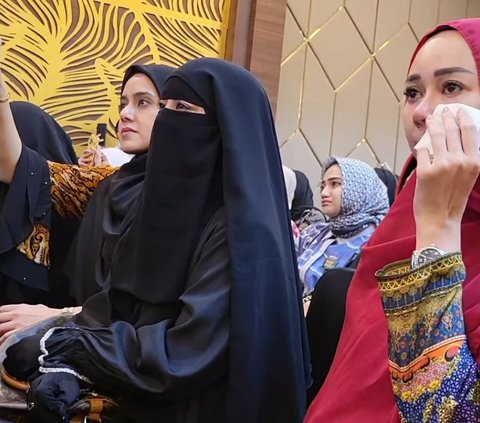 Umi Pipik Ajak para Artis Dengarkan Tausiah Habib Umar, Aura Kasih Menangis Tak Berhenti