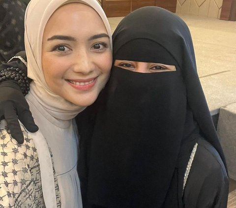 Umi Pipik Ajak para Artis Dengarkan Tausiah Habib Umar, Aura Kasih Menangis Tak Berhenti