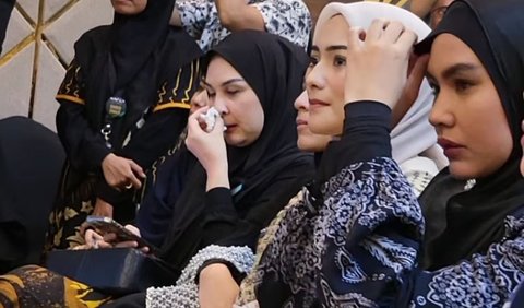 Tak hanya Aura Kasih, Fairuz dan Meisya Siregar begitu tersentuh dengan pesan yang disampaikan oleh Habib Umar bin Hafidz.