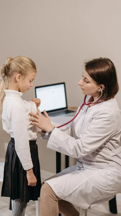 Jika kondisi anak tidak membaik atau menunjukkan tanda-tanda serius seperti demam tinggi, darah atau lendir pada feses, atau kesulitan menelan cairan, segera hubungi dokter. Kesehatan anak adalah prioritas utama, dan berkonsultasi dengan dokter adalah langkah yang bijak dalam menghadapi muntaber pada anak.