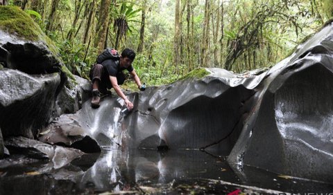 Waktu yang tak terduga menjadi pusat mitos lain di sekitar Gunung Kerinci. Masyarakat setempat percaya bahwa jam 12 siang adalah saat makhluk yang mendiami gunung menggunakan air di kawasan tersebut.