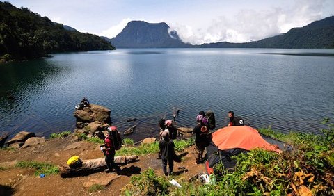 8. Danau Gunung Tujuh: Keindahan Alami dan Tantangan Ekowisata