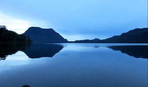 Menurut Hendrimon Syadri, peneliti hutan dari Balai Besar Taman Nasional Kerinci Seblat yang disadur dari buku Hikayat 45 Danau Indonesia yang diterbitkan Tempo, Danau Gunung Tujuh berasal dari danau kaldera yang terbentuk akibat letusan gunung api purba.