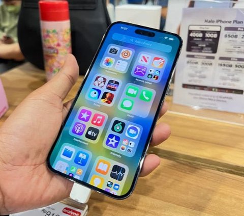 Penting untuk tidak menghubungkan iPhone dengan pengisi daya yang melebihi rekomendasi, karena dengan daya berlebih dapat menyebabkan panas berlebih pada HP dan akhirnya merusak baterai.