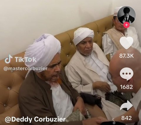 Deddy Corbuzier Cium Tangan dan Foto Bareng Habib Umar, Bikin Netizen Menangis Iri